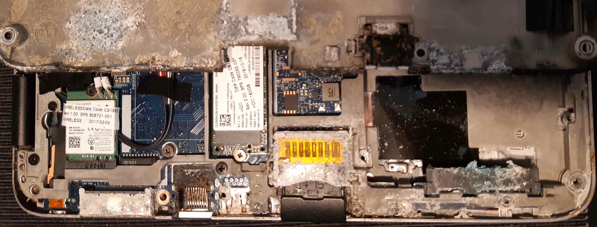 Notebook po dvoch mesiacoch po poliati vodou.